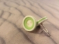 Preview: Knopf Ohrstecker Button grün weiß Rand